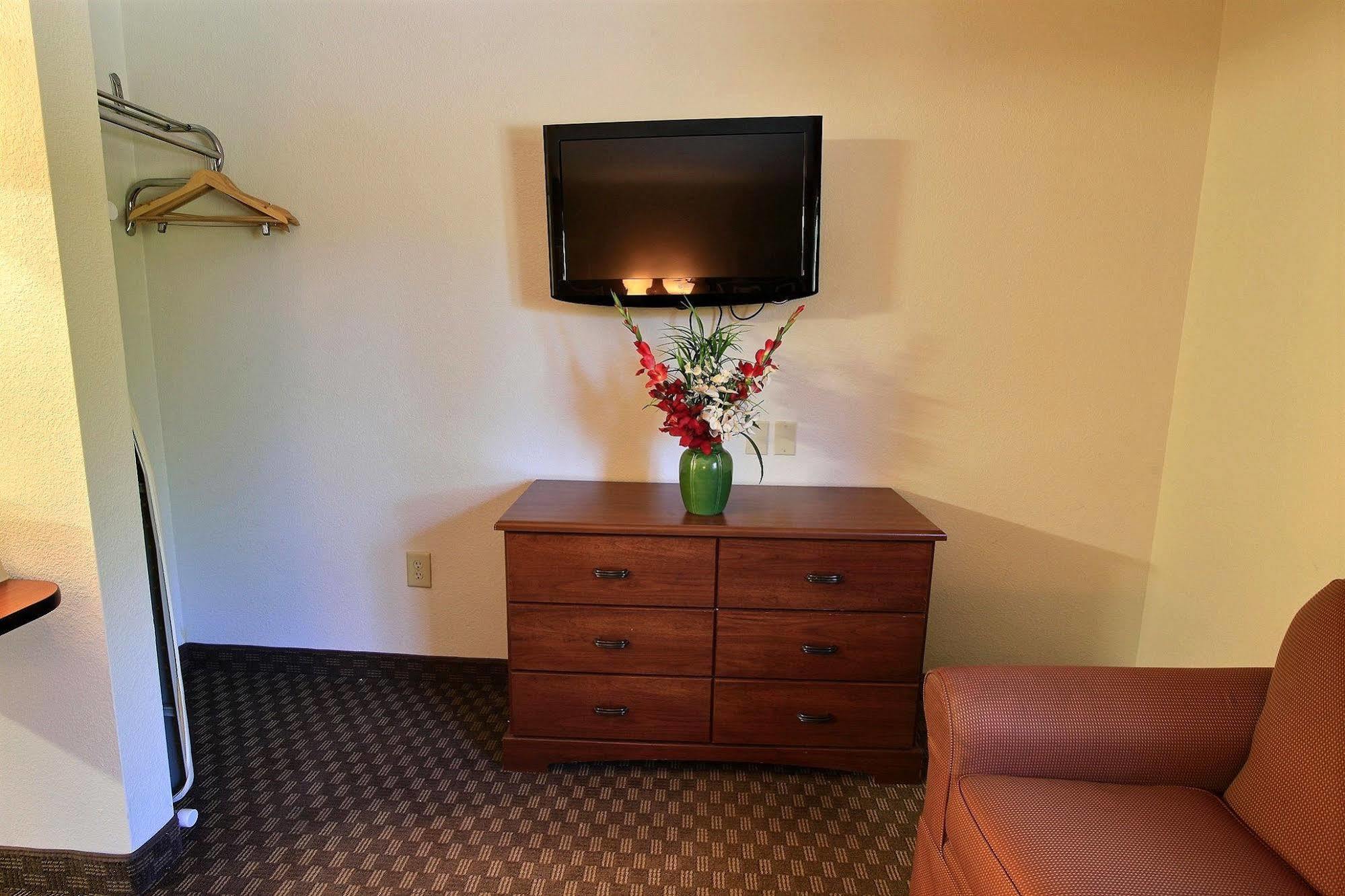 Intown Suites Extended Stay Newport News Va - I-64 מראה חיצוני תמונה